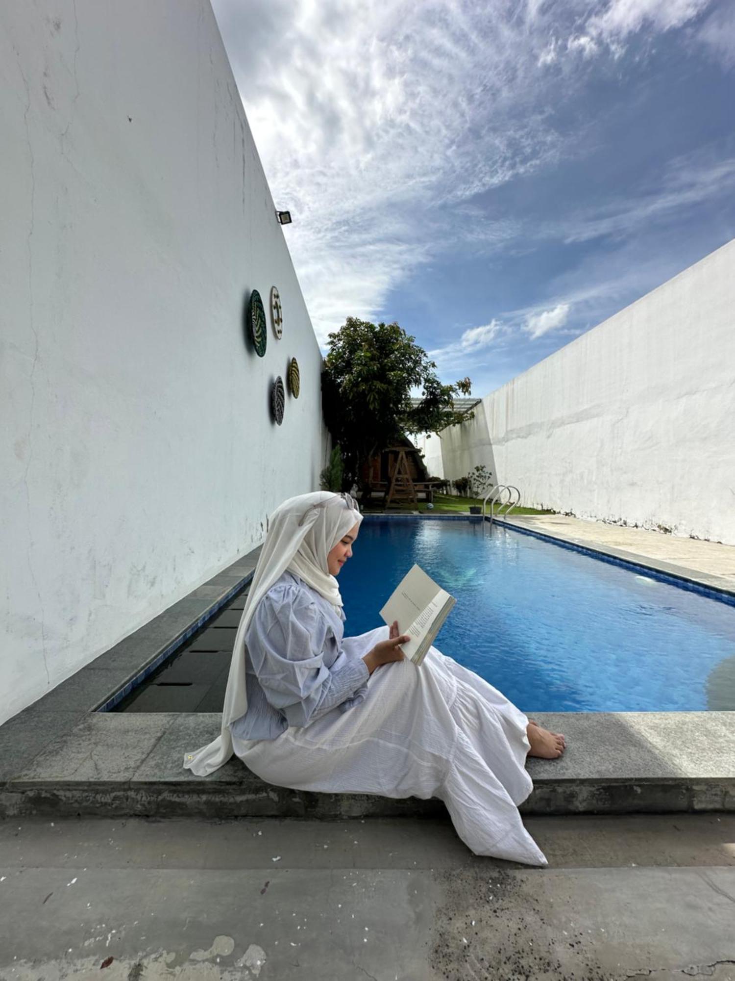 Villa Rumah Putih Jogja ジョグジャカルタ エクステリア 写真