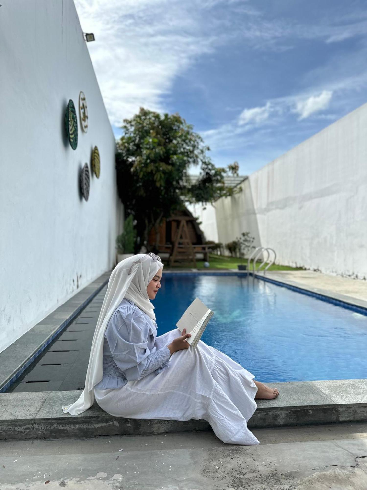 Villa Rumah Putih Jogja ジョグジャカルタ エクステリア 写真