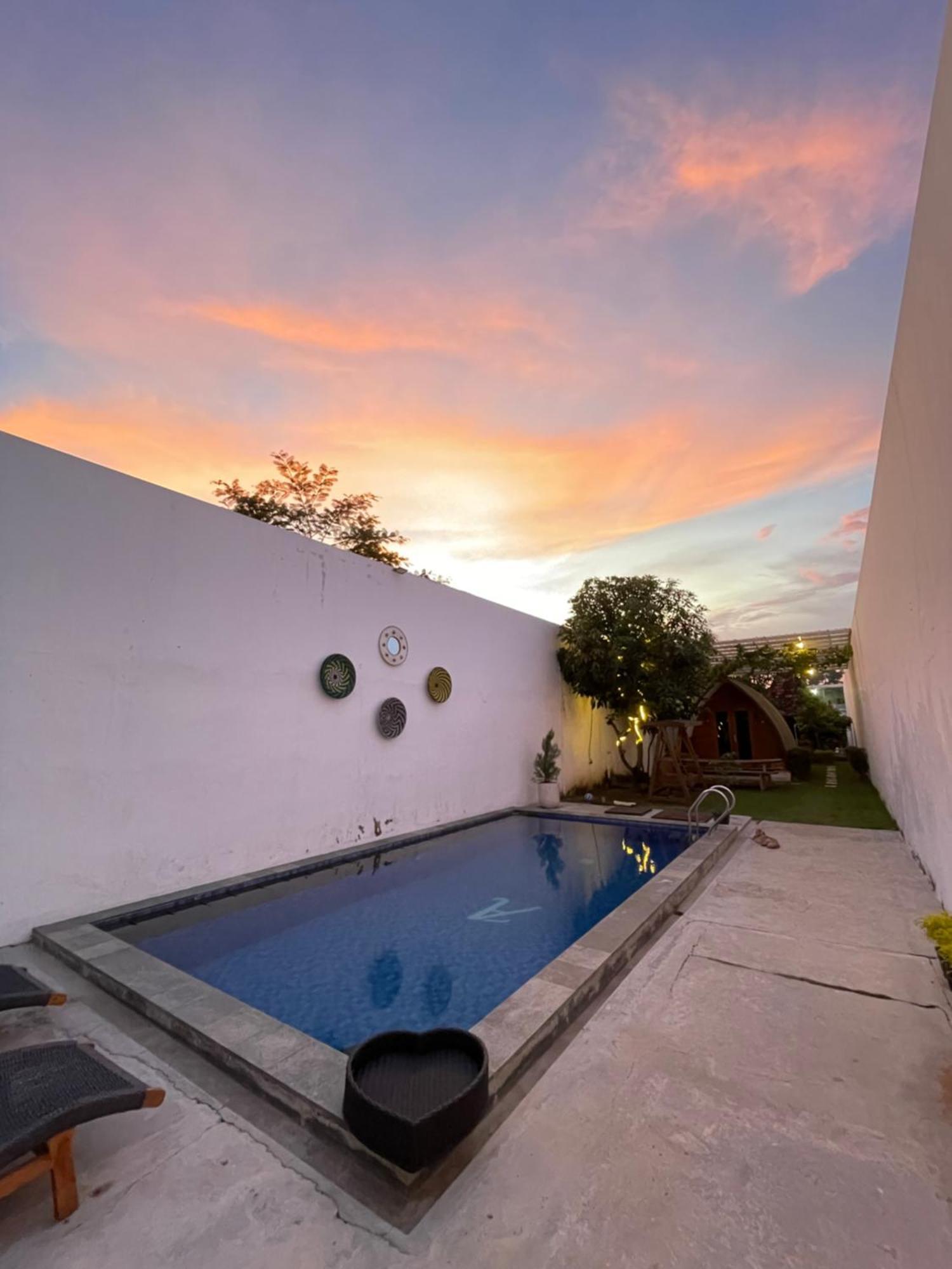 Villa Rumah Putih Jogja ジョグジャカルタ エクステリア 写真