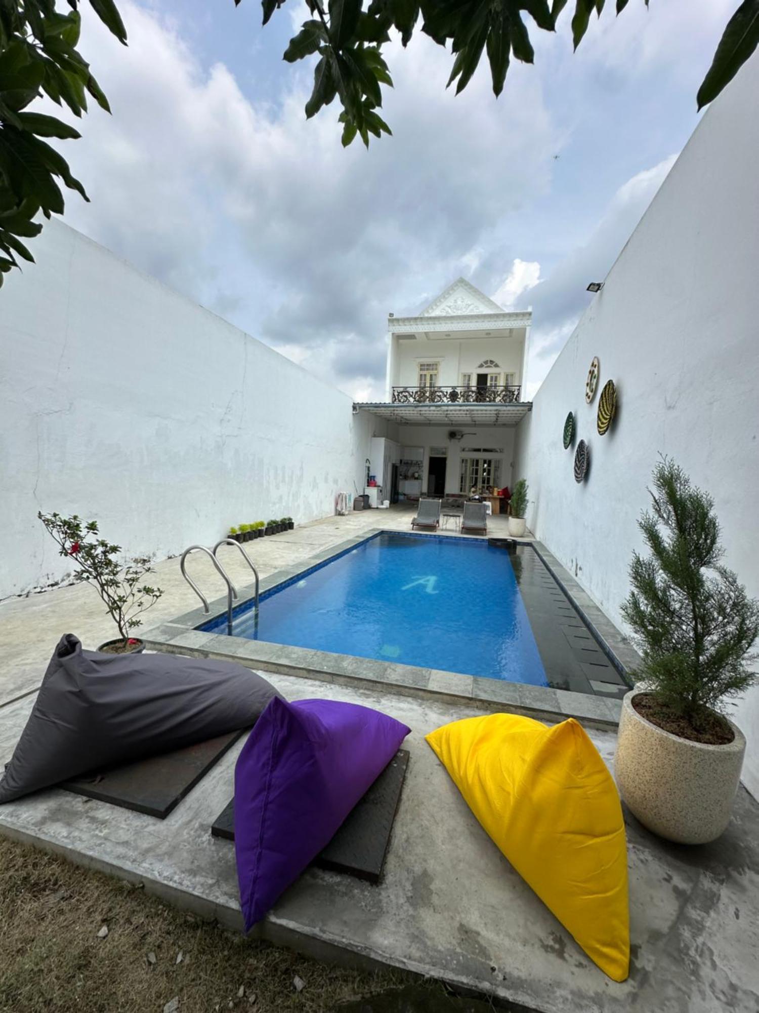 Villa Rumah Putih Jogja ジョグジャカルタ エクステリア 写真