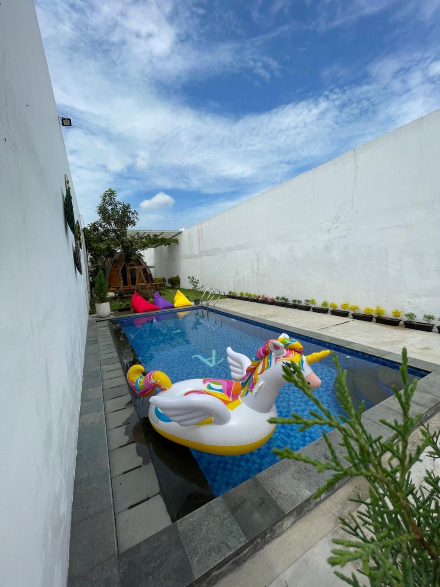 Villa Rumah Putih Jogja ジョグジャカルタ エクステリア 写真