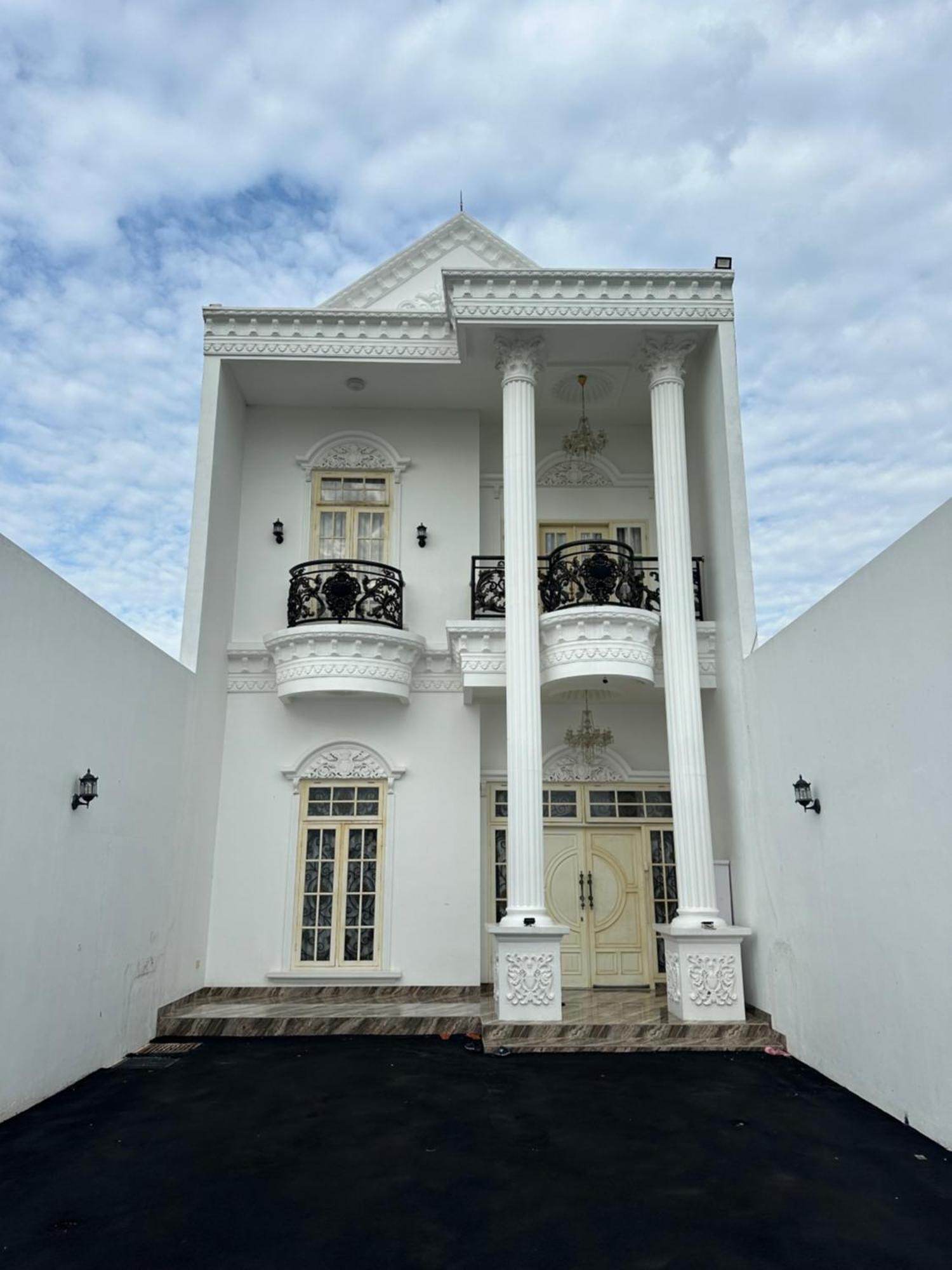 Villa Rumah Putih Jogja ジョグジャカルタ エクステリア 写真